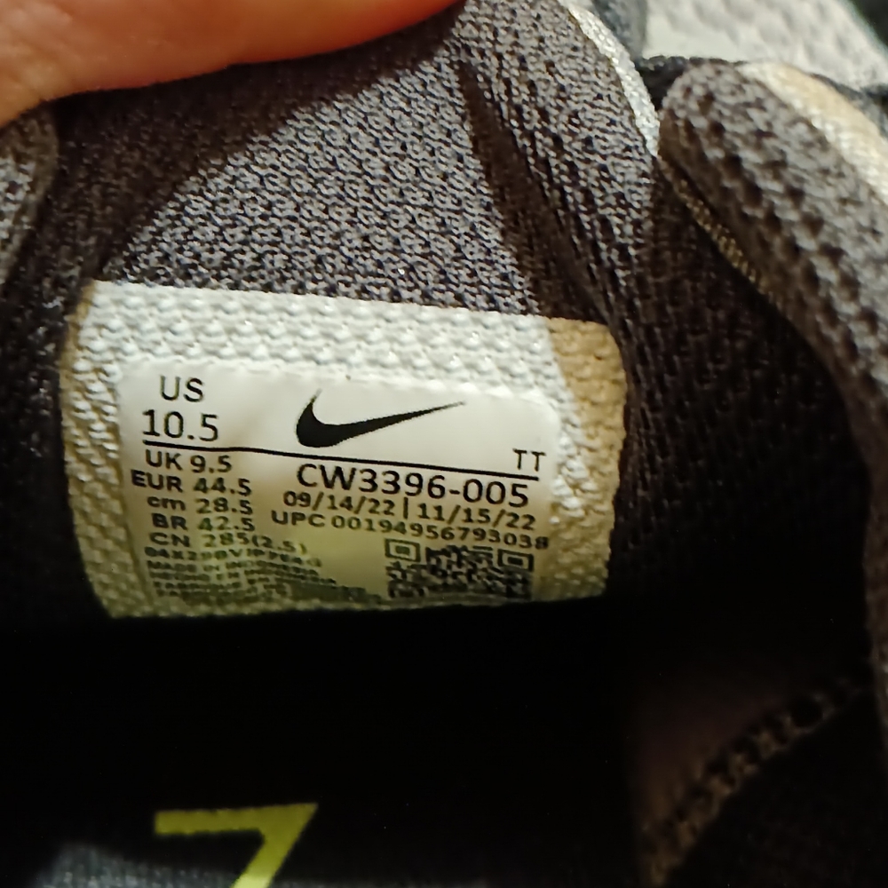 Men's Nike Shoes - Picture 2 of 4